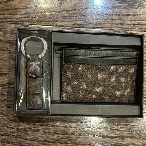 Michael Kors Men Card Case & Keychain Gift Set - Picture 7 of 7